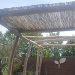 Rietmat bovenop dak constructie